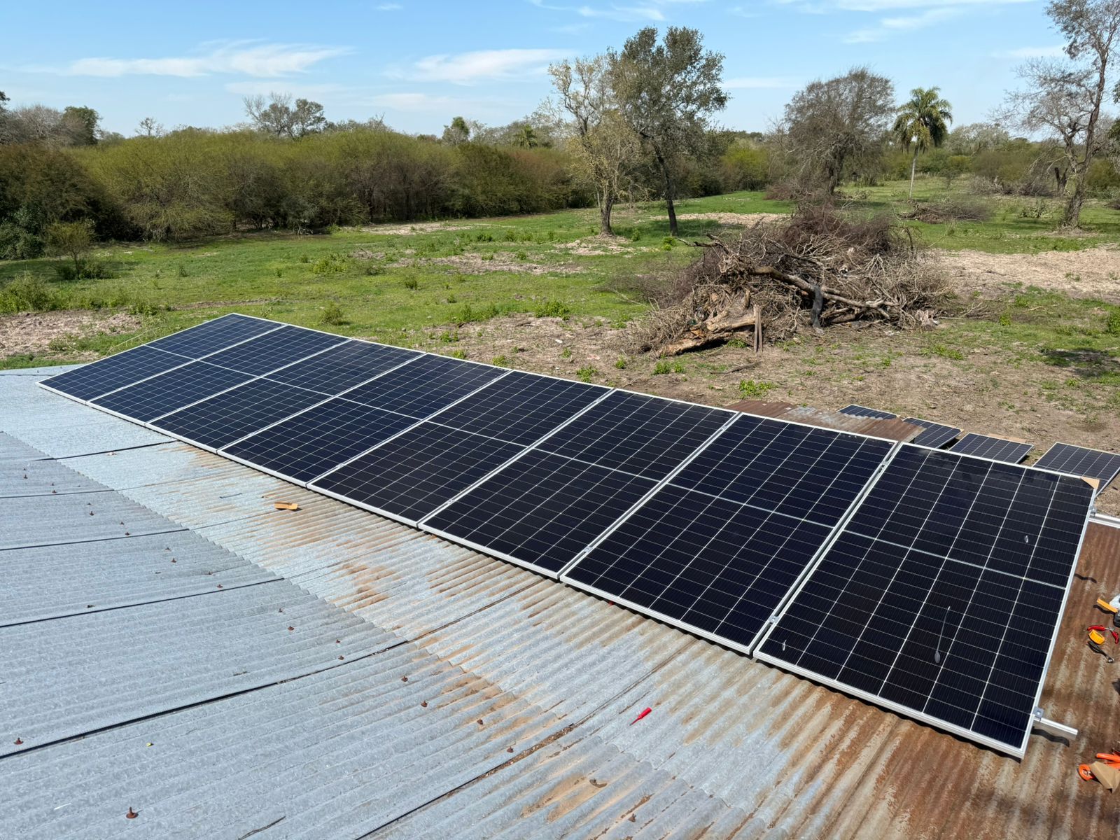 Paneles solares sobre techo de chapa en zona rural