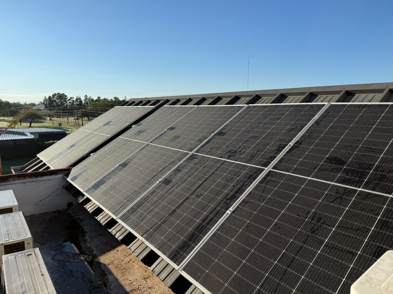 Instalación solar en galpón comercial